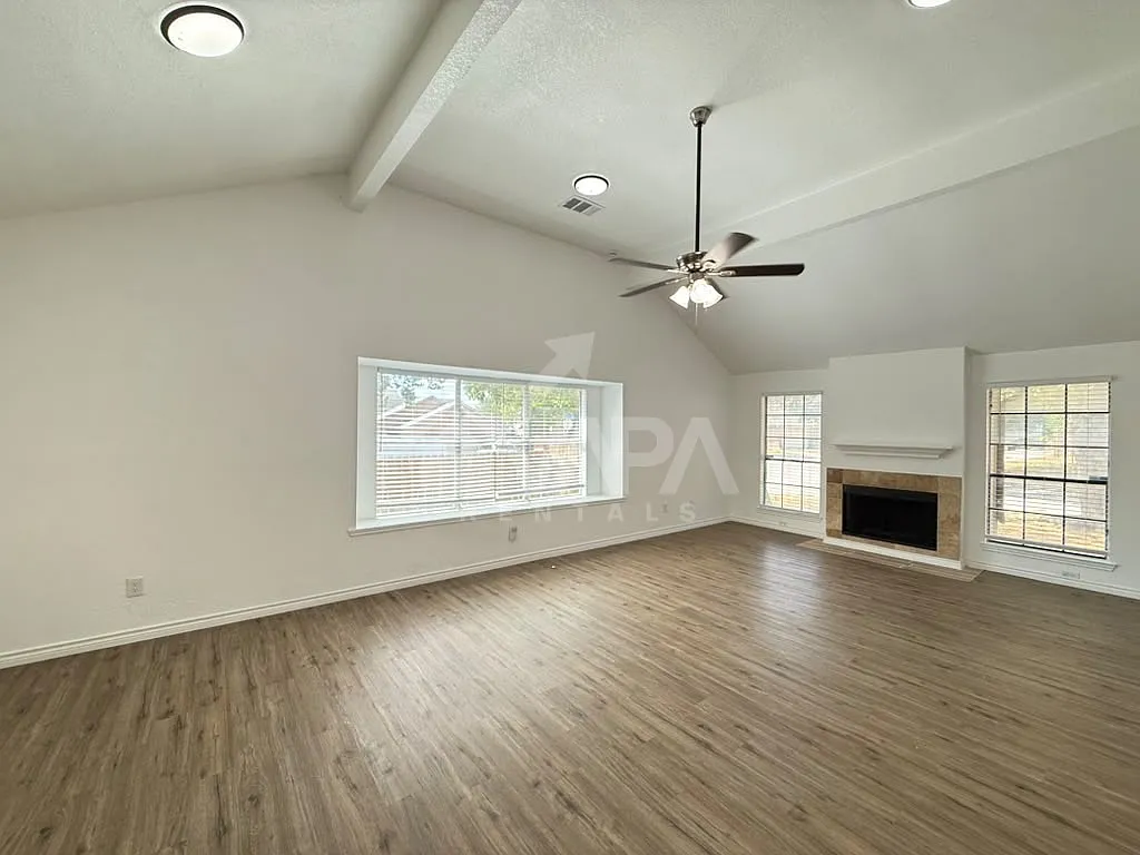 3 bed, 2.5 bath, 1529 sqft, $2,100 — Photo 4