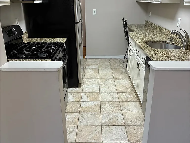 10 Oxford Dr #10 — Photo 4