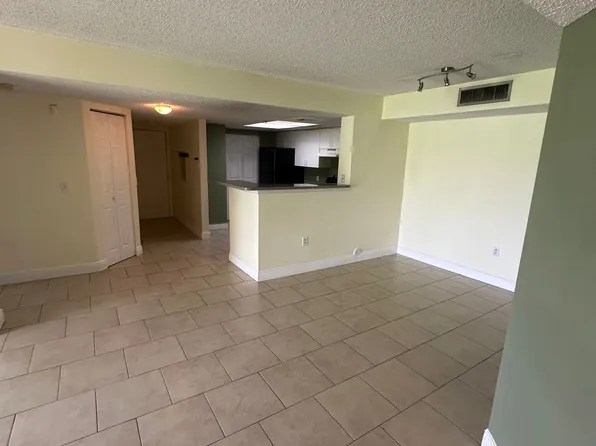 5005 Wiles Rd, Pompano Beach, FL