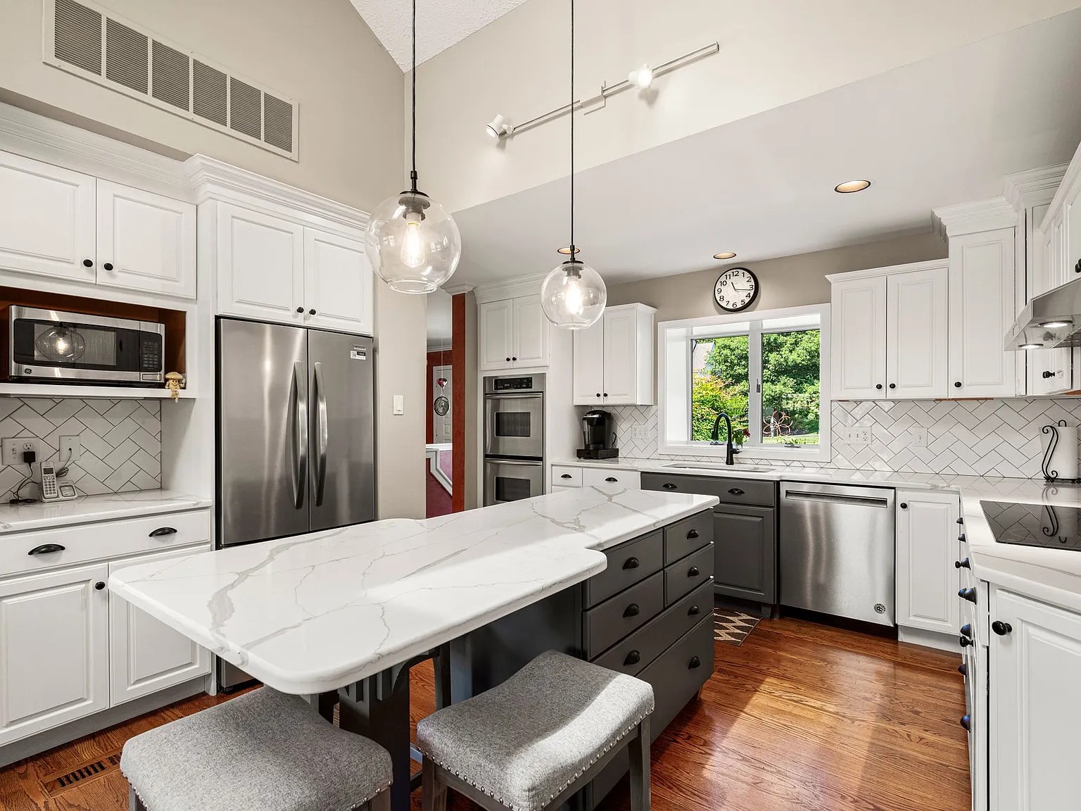 3 bed, 2.5 bath, 2300 sqft, $5,000 — Photo 3