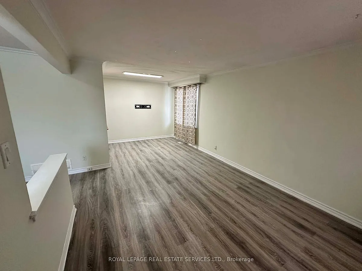 Building Photo - 7 Kingsmere Cres