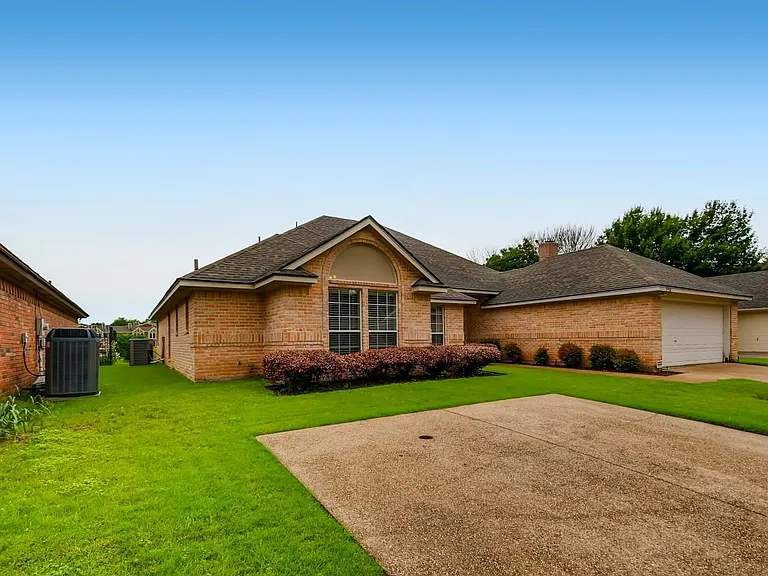 5930 River Bend Dr — Photo 2