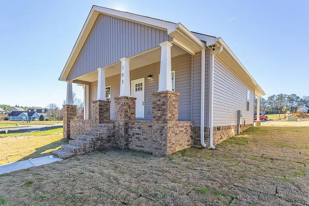 3 bed, 1307 sqft, $2,000 — Photo 1