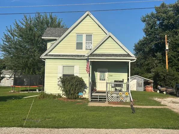 210 Vine St, Varna, IL 61375