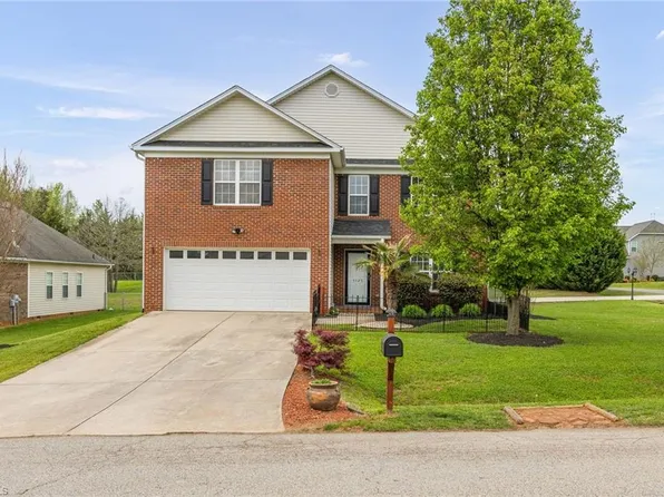 3125 Knoll Ridge Dr, Walkertown, NC 27051