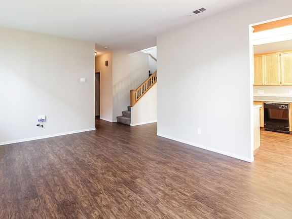 3rd image of 381 Gamay Ct