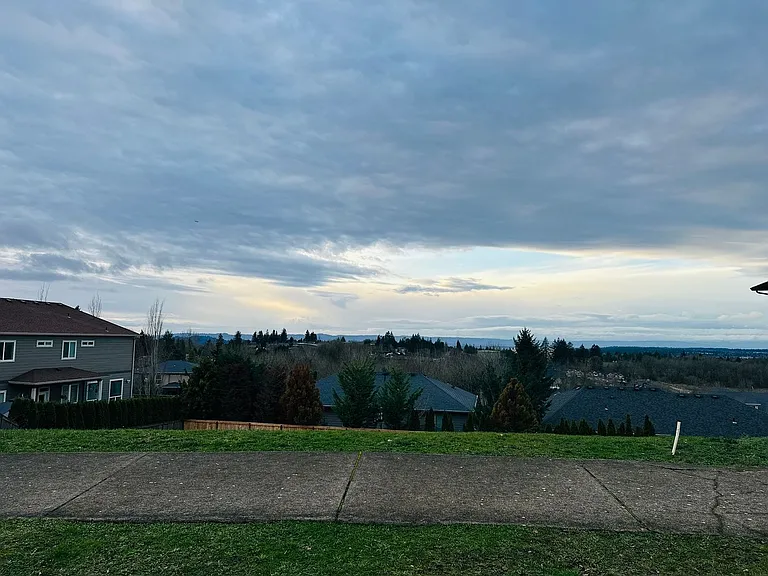 1740 NW Klickitat St — Photo 3
