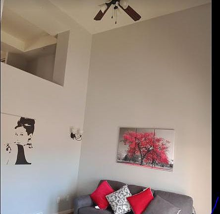 The town home has high vaulting ceilings, making this space more ample and with plenty of natural light.