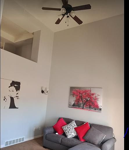 The town home has high vaulting ceilings, making this space more ample and with plenty of natural light.