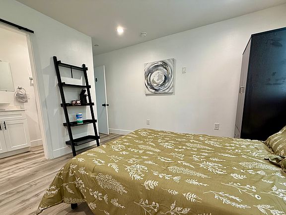 4th image of 1112 W 40th Pl #8