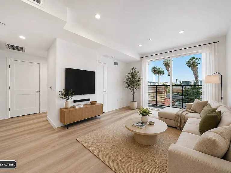667 N Wilton Pl — Photo 16