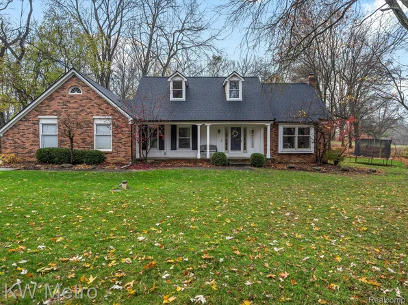 5705 Ford Rd, Commerce Township, MI 48382