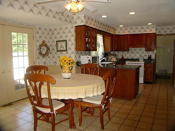 eat-in-kitchen
