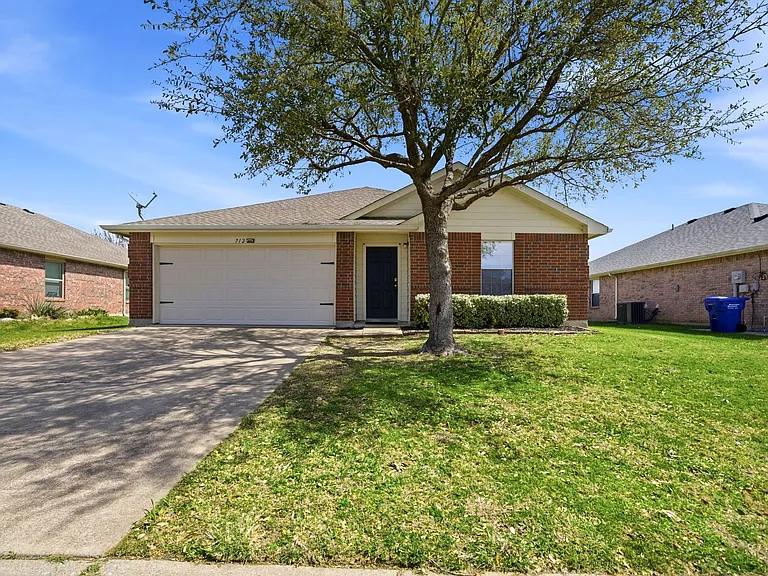 712 Preston Dr — Photo 2