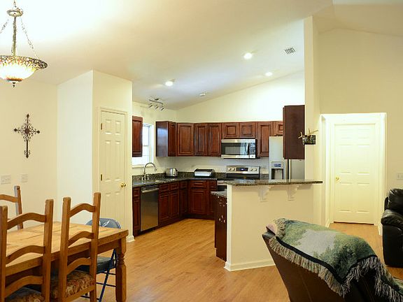 2nd image of 140 SW Vermont Way