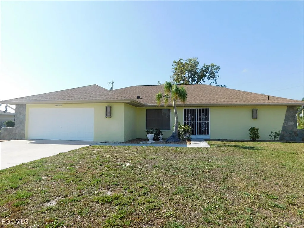 Photo 1 of 31 - 904 SE 18th St - Cape Coral, FL Primary Photo - 904 SE 18th St
