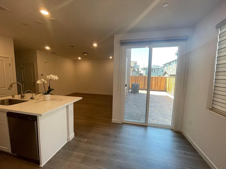 801 Verdant Ln — Photo 32