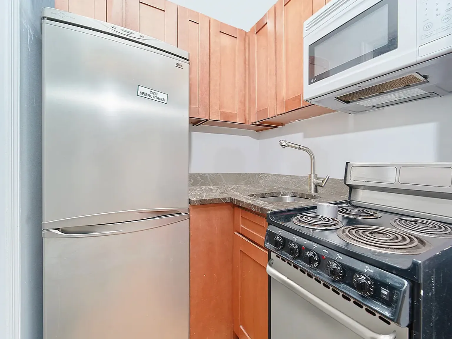 211 Avenue A — Photo 4