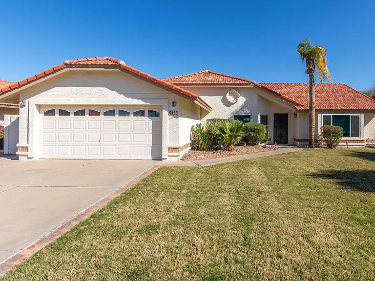 9138 E Davenport Dr — Photo 1