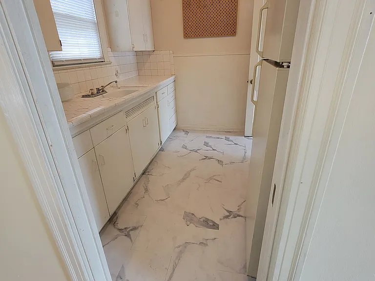 Kitchen: New flooring and *no Dishwasher*