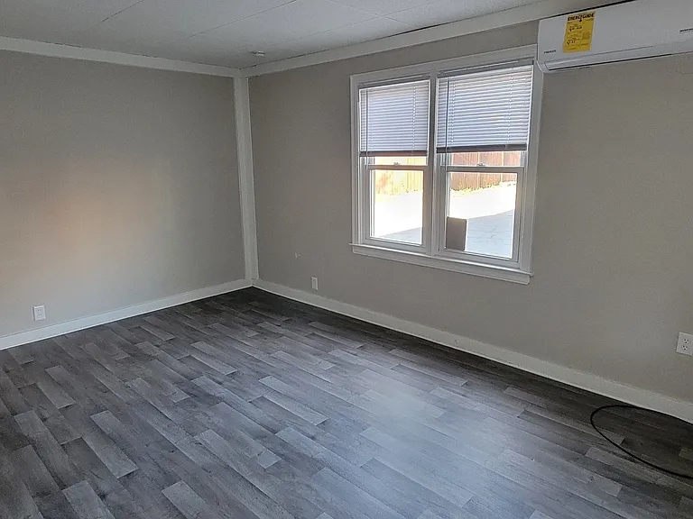 135 Byron St — Photo 6