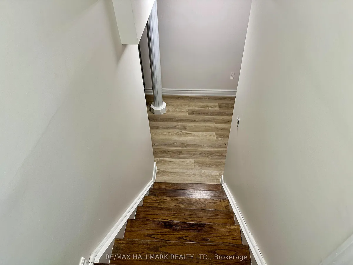 Building Photo - 83 Red River Cres #BASEMENT