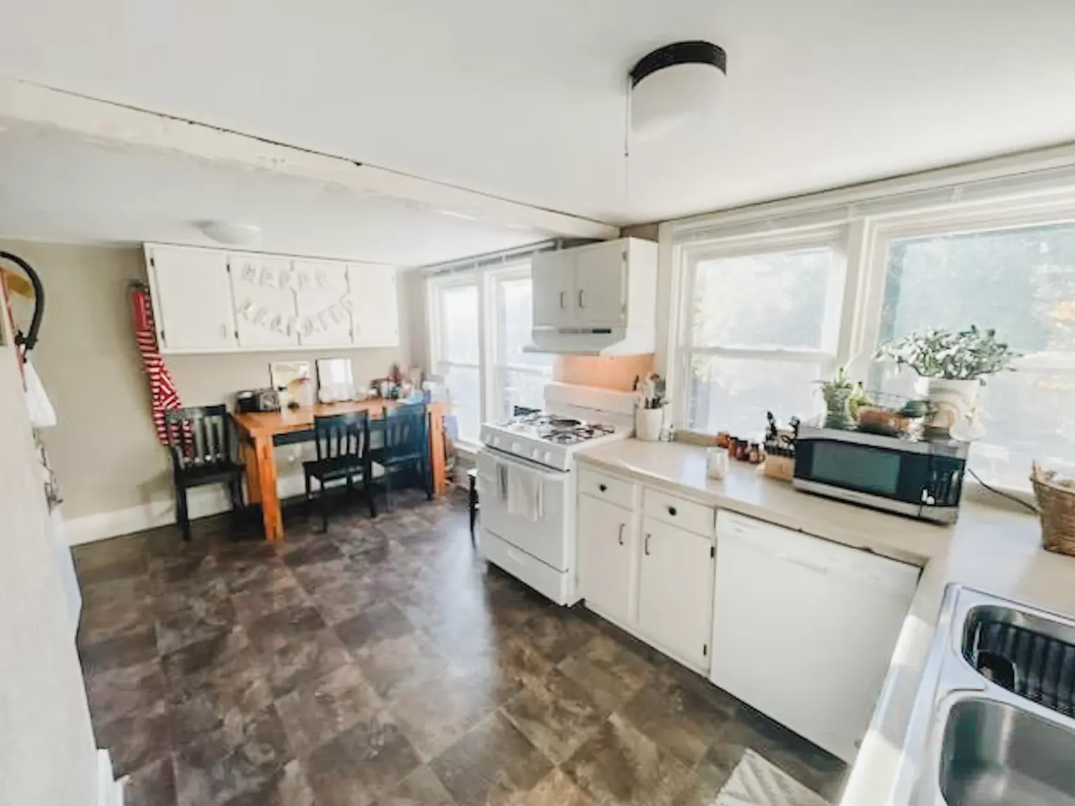 613 E Burlington St — Photo 3