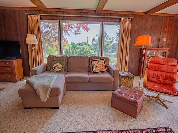 4th image of 2985 Hillcrest Dr