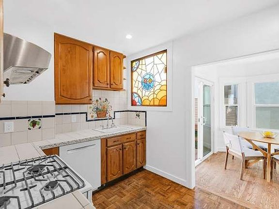 5th image of 180 Kenwood Way