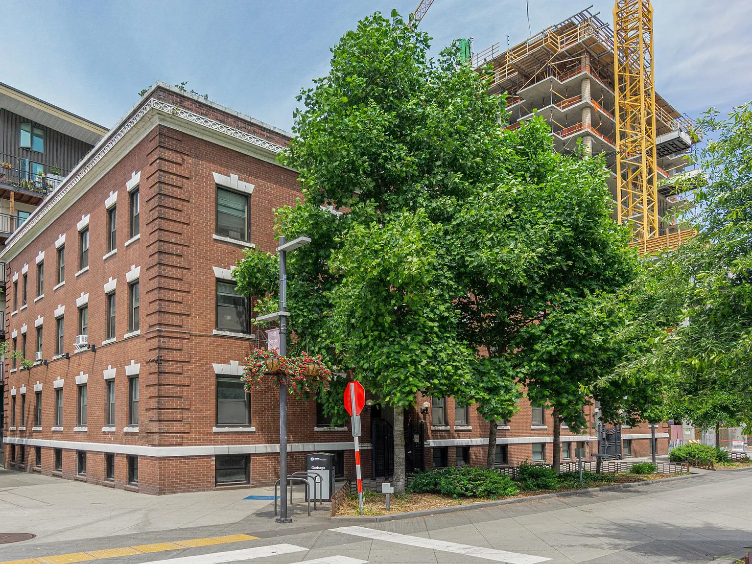 Adams Apartments — Photo 3