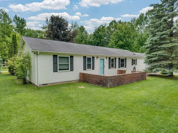 302 Redwine Dr, Houghton Lake, MI 48629
