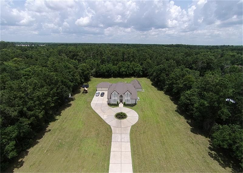 Gorgeous Country Estate on 4 Acres! Bring your horses. 1 horse per acre.