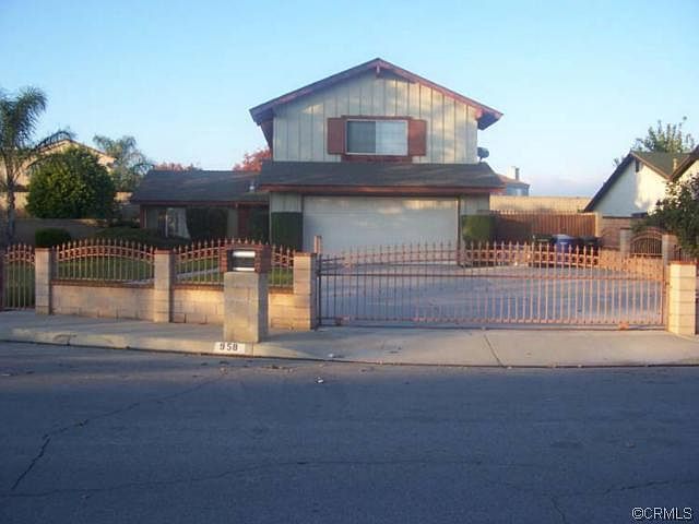 1st image of 958 W Montrose St