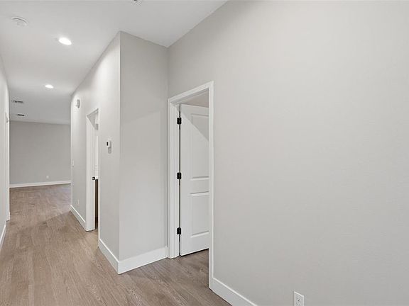 3rd image of 1833 Jayhawk Ct NW