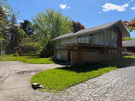 2nd image of 1322 Woodkrest Dr