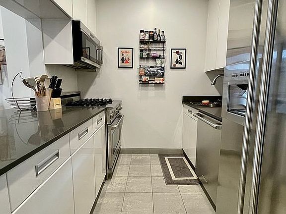 4th image of 99 John St APT 1203