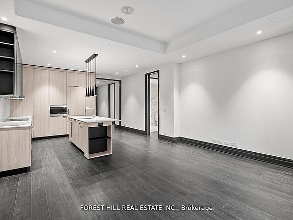 4th image of 2 Avenue Rd #602