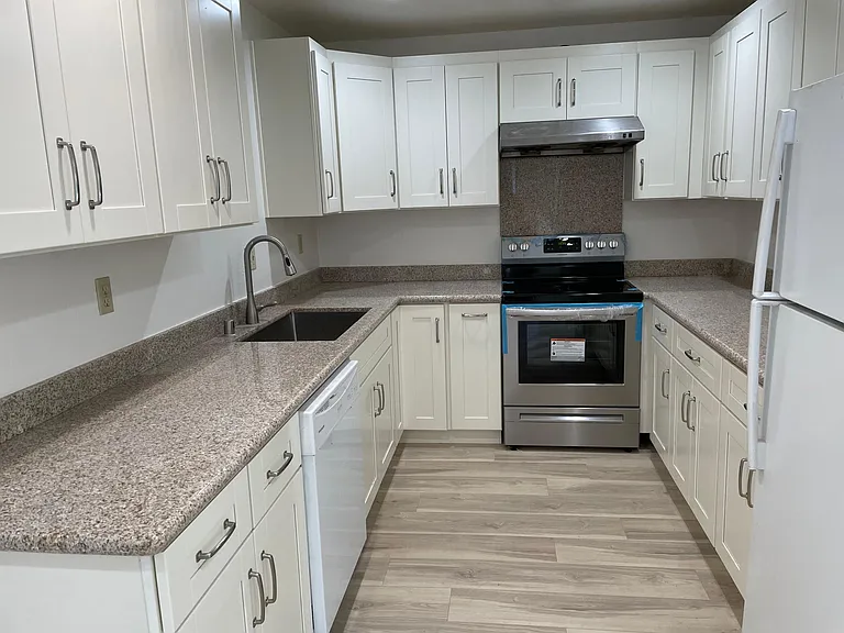 214 N Bayview Ave — Photo 2