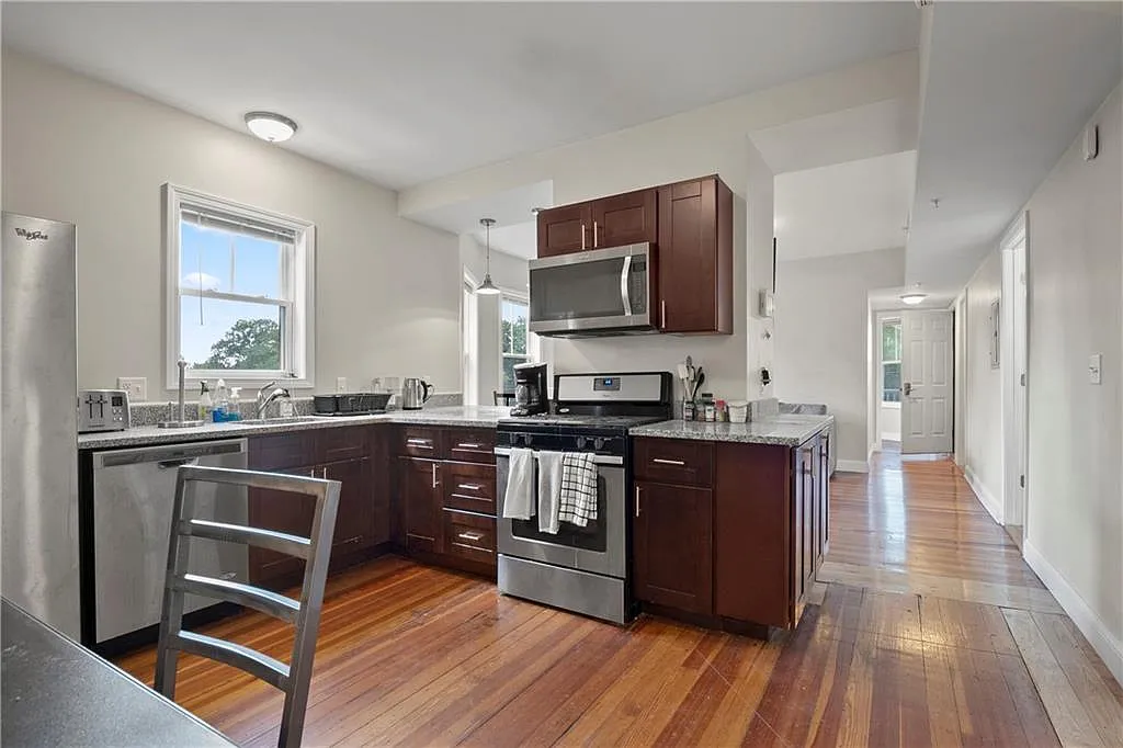 4 bed, 1400 sqft, $4,200 — Photo 3