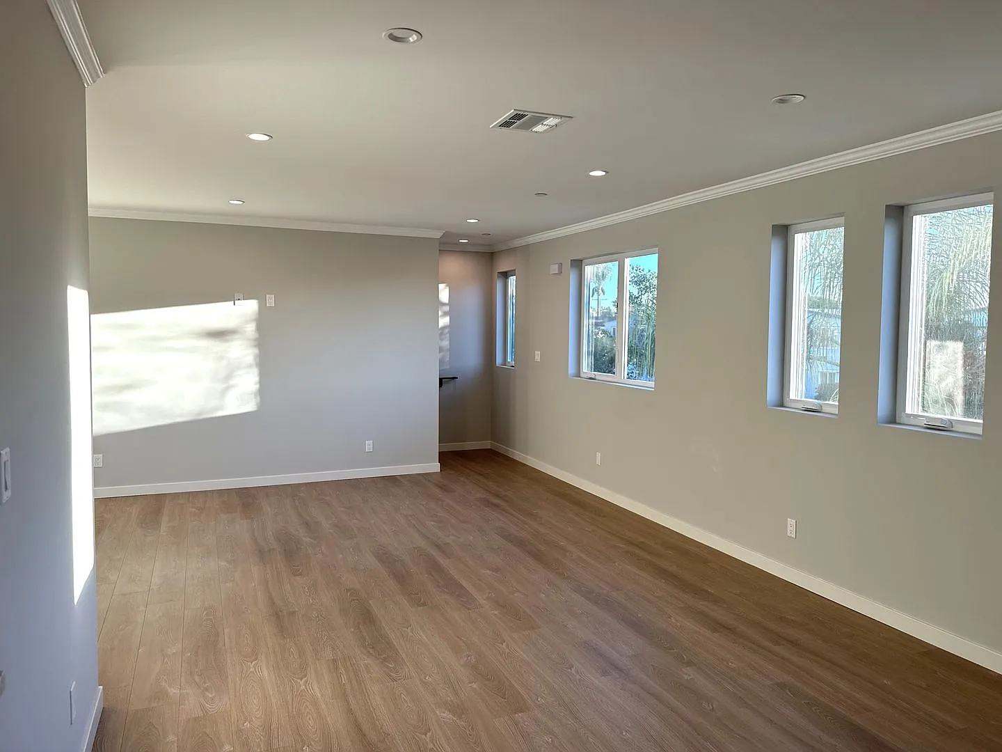 New building, 3 story townhouse, 2+2.5, gated, 2 balconies, great natural light, Secure parking — Photo 3