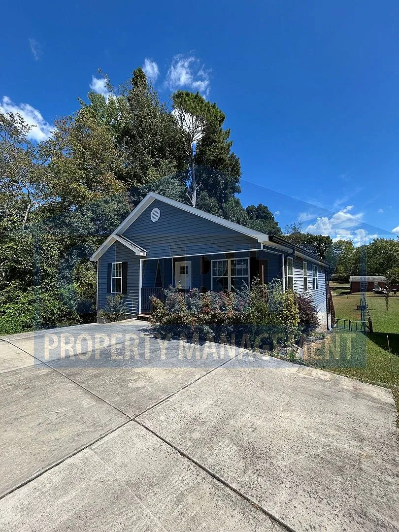 Charming 3 Bedroom, 2 Bath Home with Spacious Yard! — Photo 2
