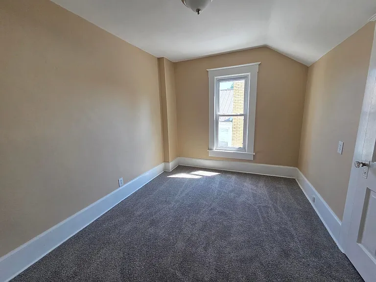 115 1/2 Banning Ave — Photo 6