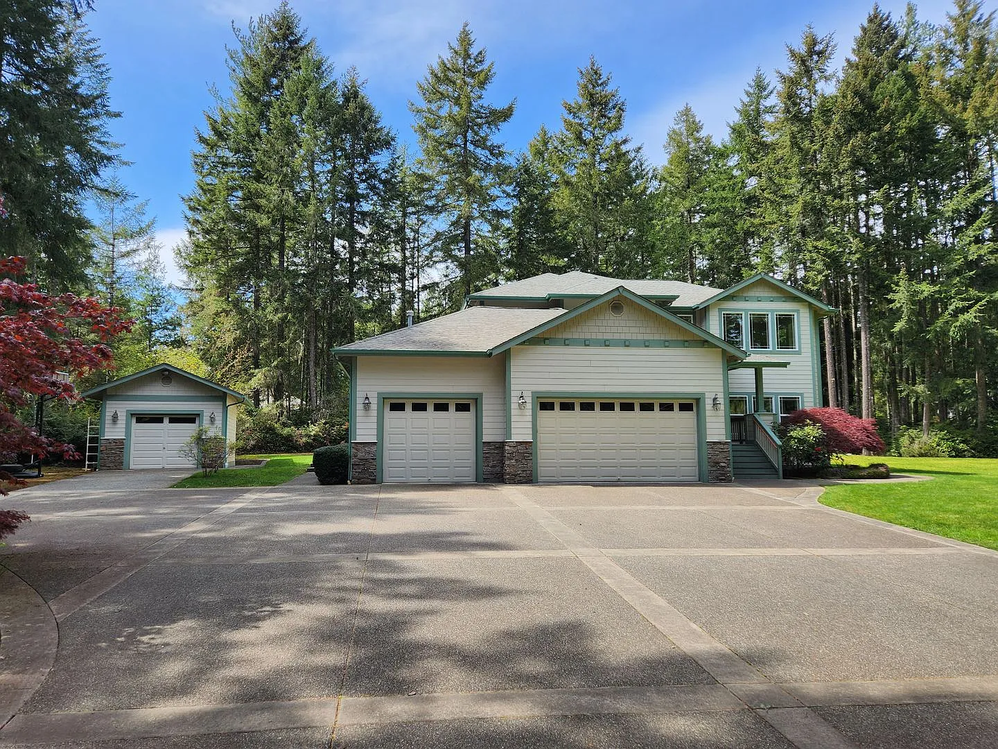 Custom Home Secluded on over 2.5 acres. — Photo 2