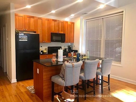 2nd image of 2049 N Sheffield Ave #1R