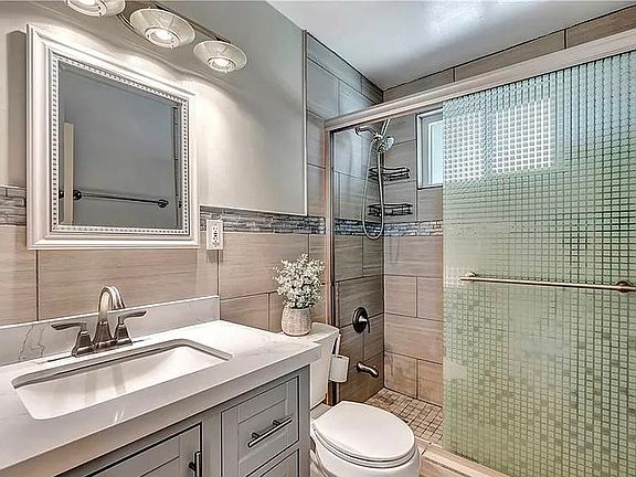 5th image of 5717 N Hanlin Ave #1