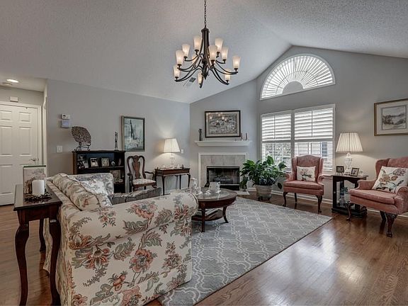 5th image of 2206 Village Ln