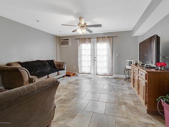 5th image of 49 Carlyle Grn