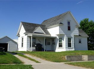 907 W 3rd St, Vinton, IA 52349