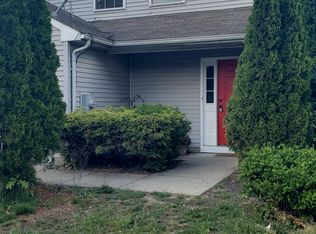 22 Meadowrue Ln, Sicklerville, NJ 08081