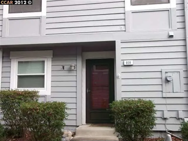 808 Center Ave photo 1